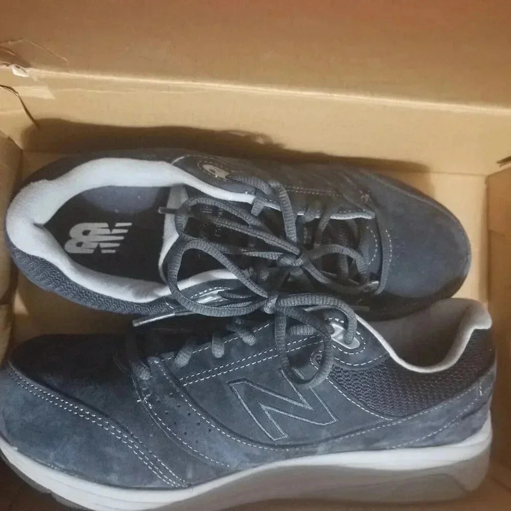 New Balance Women's Navy Blue Suede Walking Sneakers Sz 9 Wide (D)